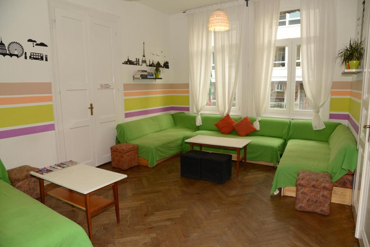 Budapest Party Hostel At Udvarom Exterior photo